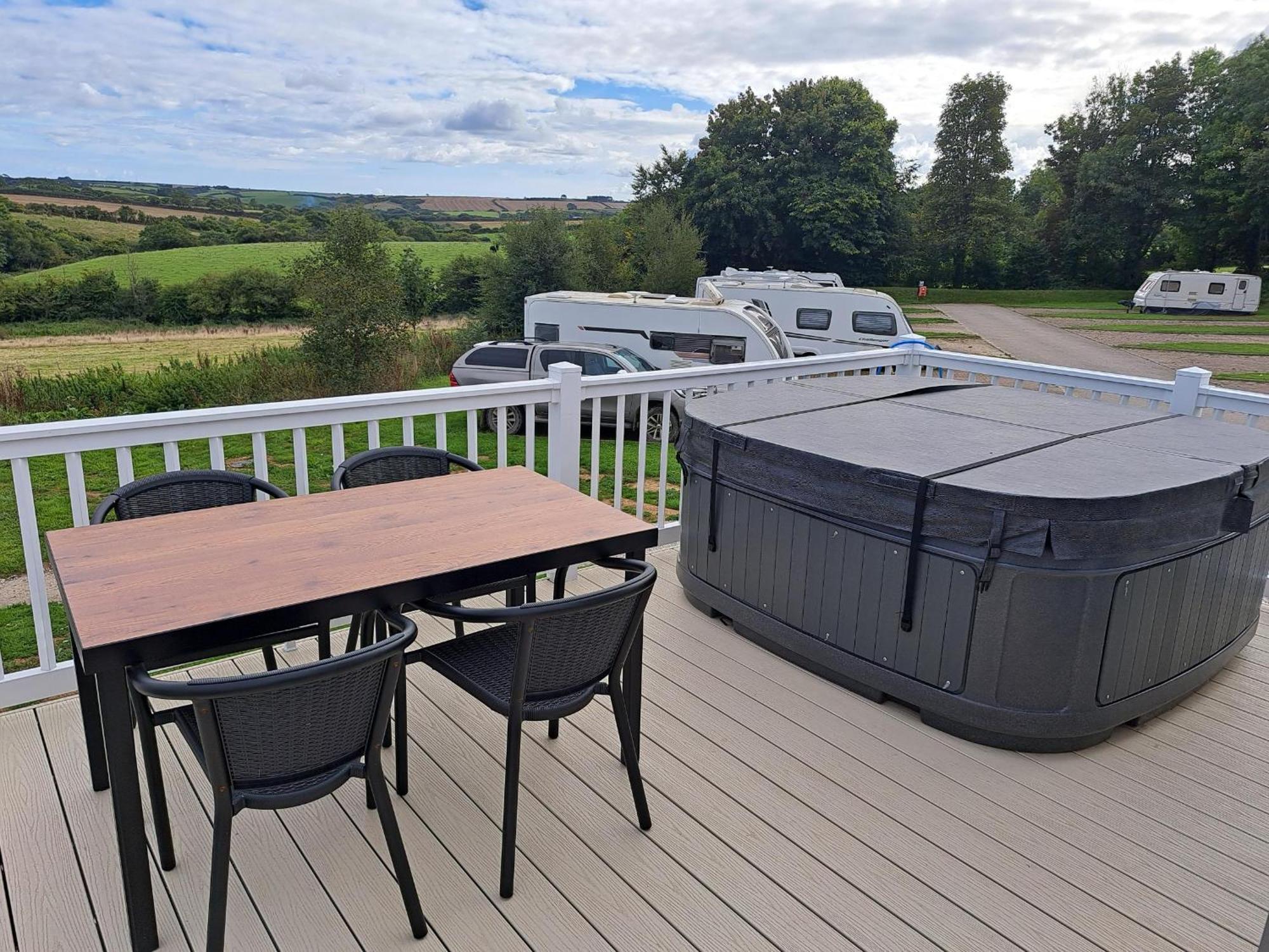 Our Kingfisher 34-4 Persons With Private Hot Tub-Pet Friendly-Tranquil Holiday Away From It All Yet Not Far From St Austell- The Holiday Home Has Two Bedrooms, Living And Dining Area, Equipped Kitchen-Decking-Outdoor Furniture-Fishing Lakes-Perfect Grampound Ngoại thất bức ảnh