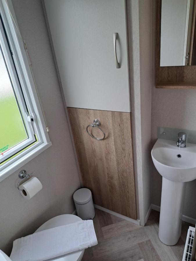 Our Kingfisher 34-4 Persons With Private Hot Tub-Pet Friendly-Tranquil Holiday Away From It All Yet Not Far From St Austell- The Holiday Home Has Two Bedrooms, Living And Dining Area, Equipped Kitchen-Decking-Outdoor Furniture-Fishing Lakes-Perfect Grampound Ngoại thất bức ảnh