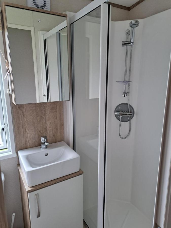 Our Kingfisher 34-4 Persons With Private Hot Tub-Pet Friendly-Tranquil Holiday Away From It All Yet Not Far From St Austell- The Holiday Home Has Two Bedrooms, Living And Dining Area, Equipped Kitchen-Decking-Outdoor Furniture-Fishing Lakes-Perfect Grampound Ngoại thất bức ảnh